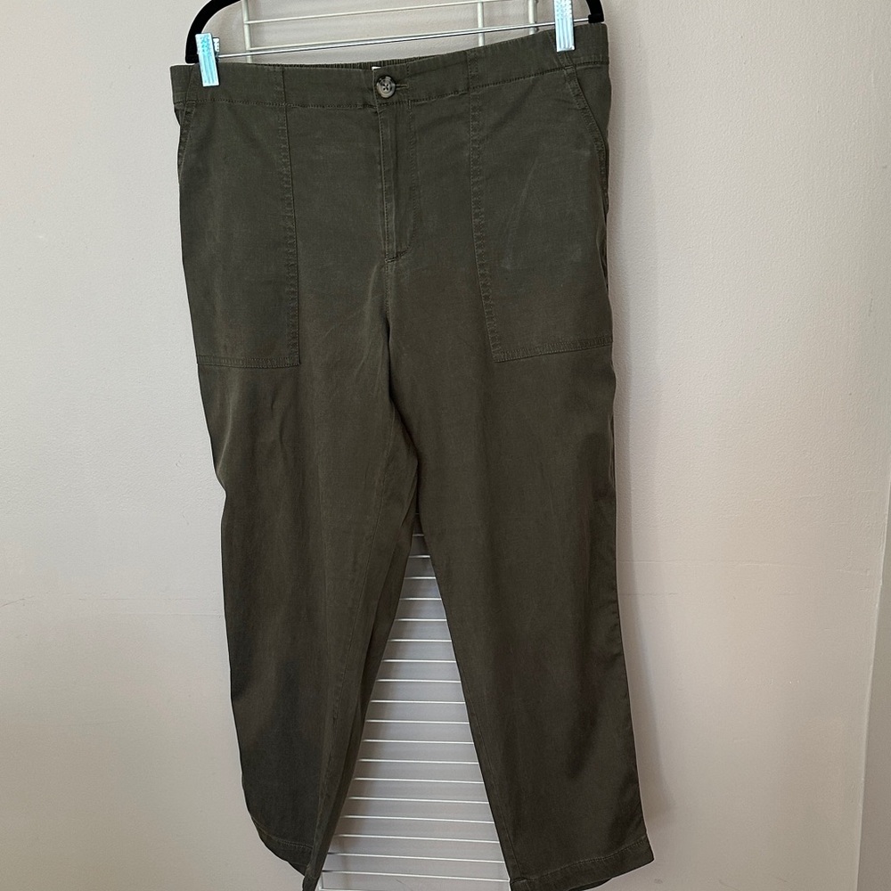 Women’s Olive Green Chino Pants — Relaxed Everyday Wear